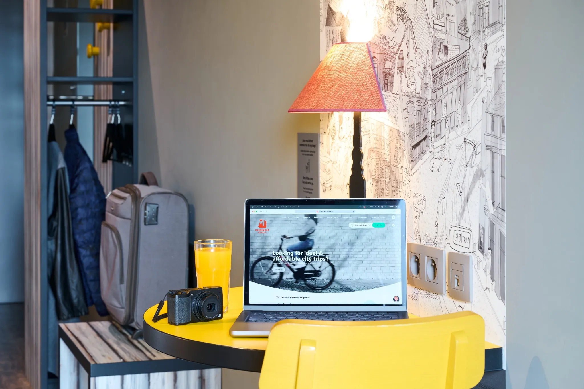 Table avec ordinateur portable et fauteuil design