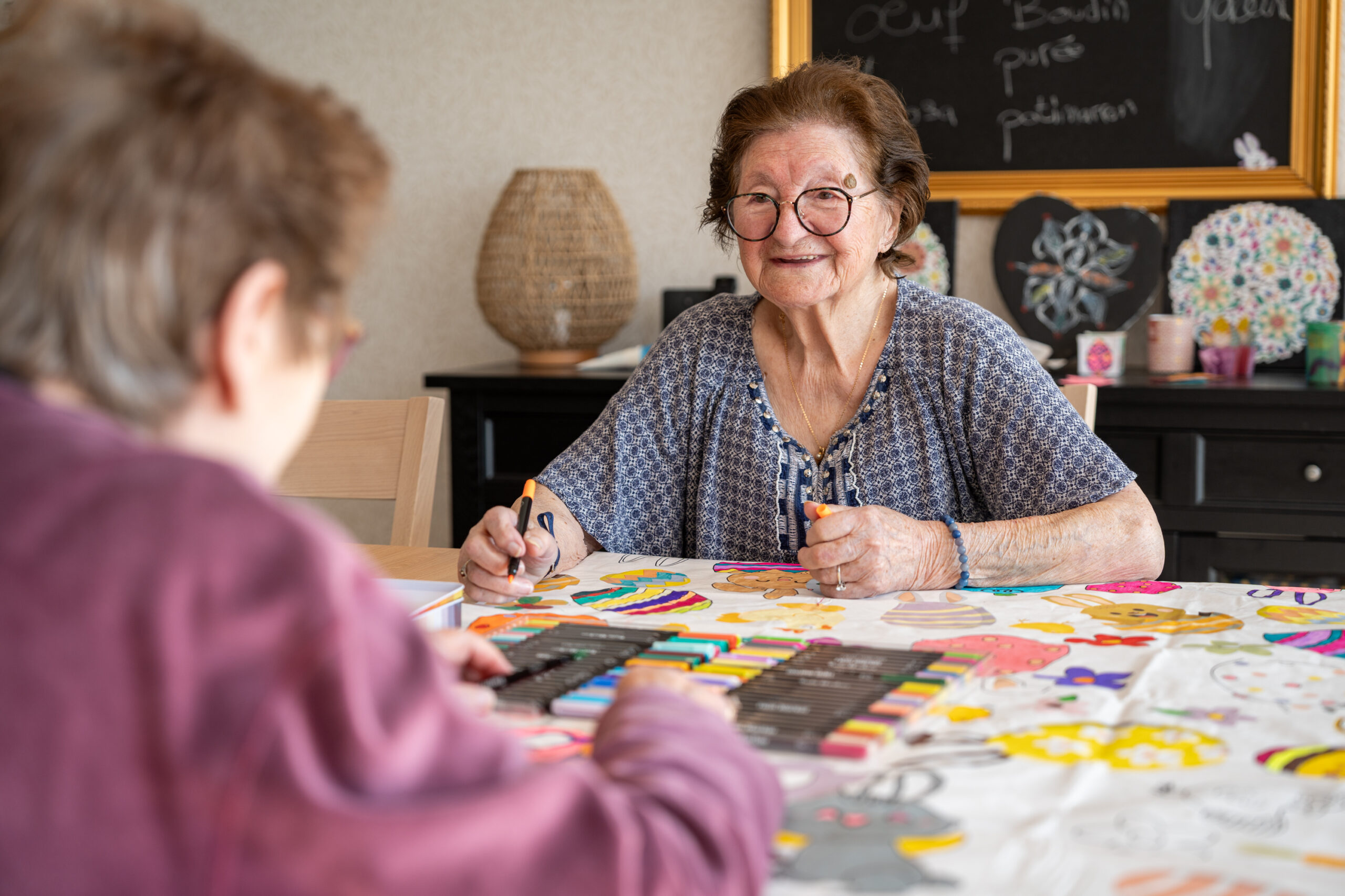 Scène de vie entre séniors pendant un atelier de peinture