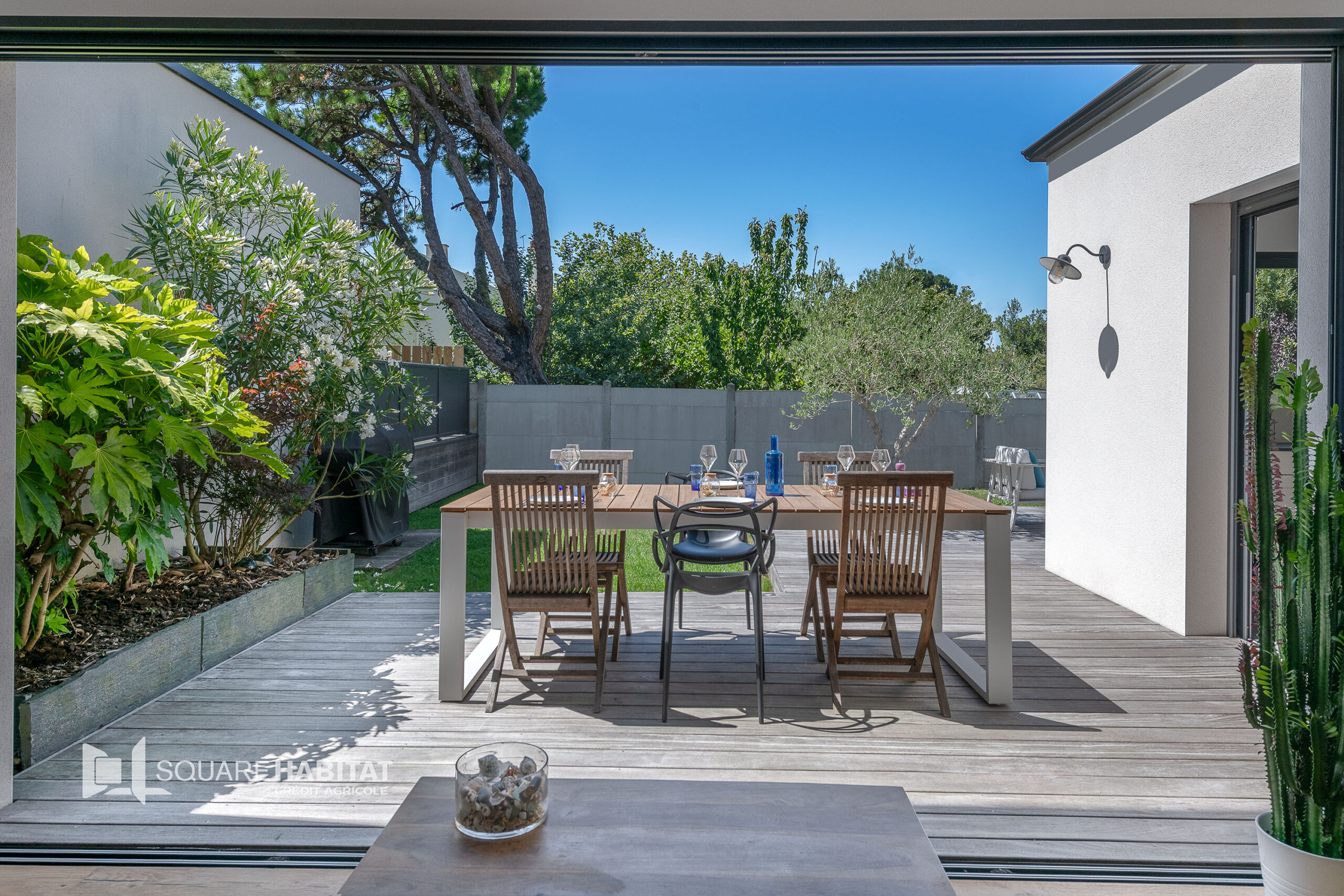 Terrasse extérieur avec un salon de jardin