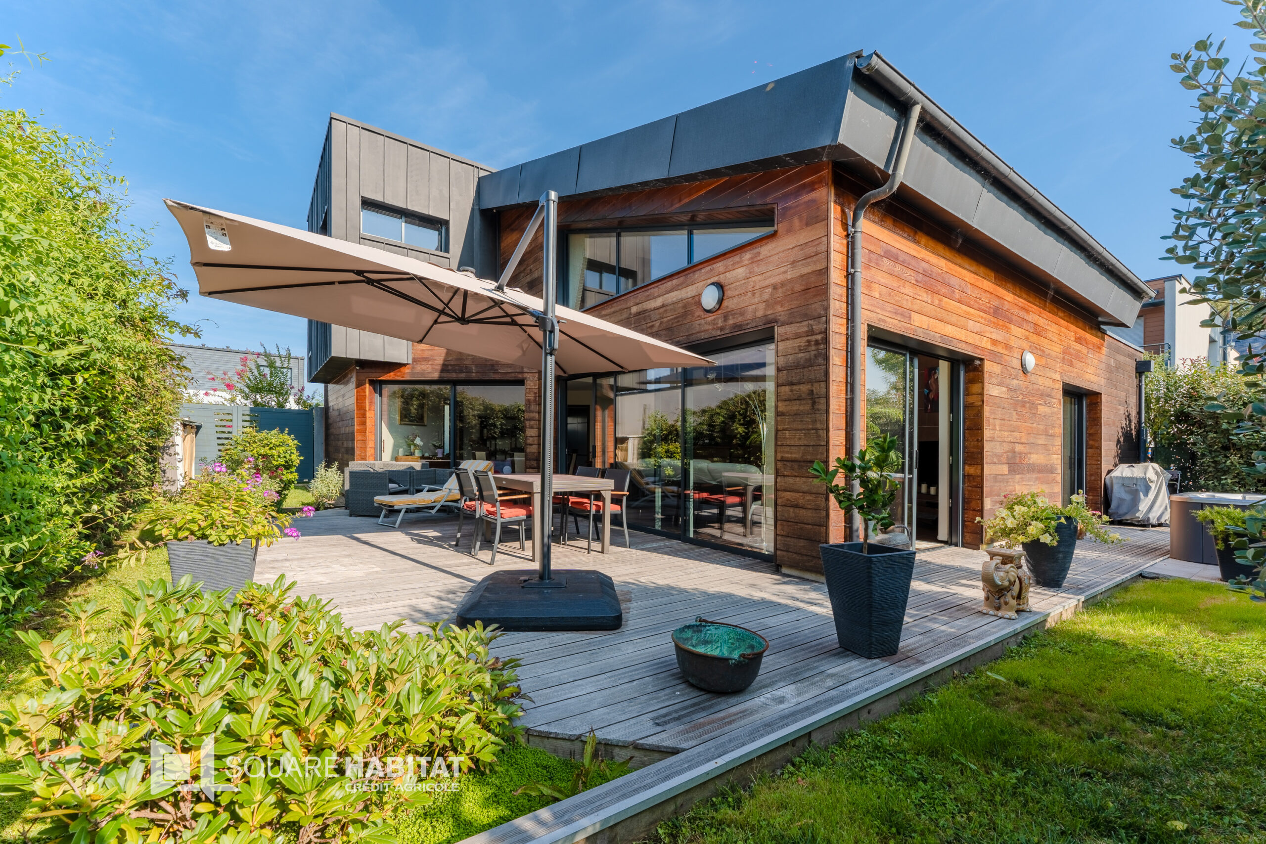 Maison en bois avec une grande terrasse