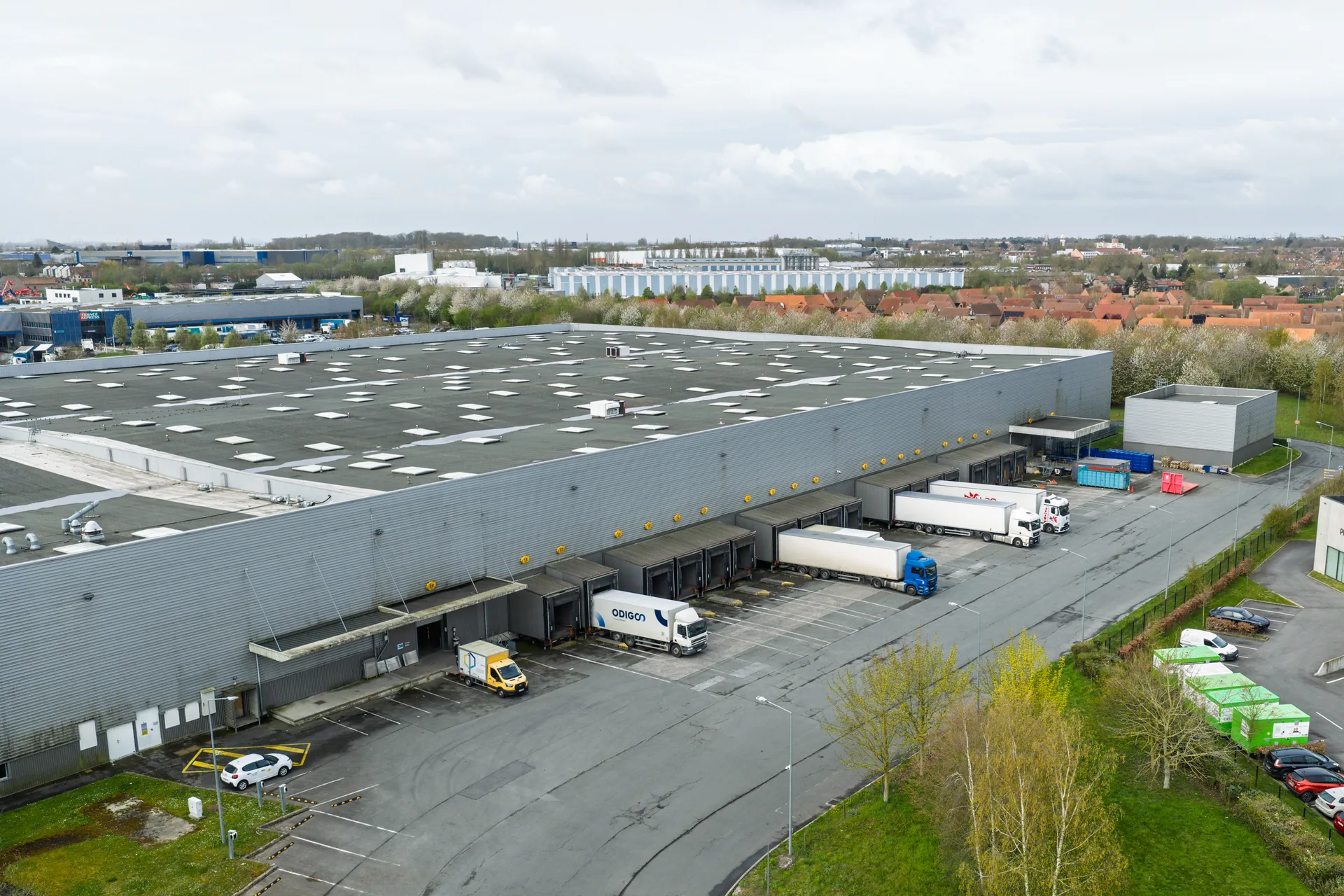 Photo Immobilier Logistique La Poste Lesquin Vue Aerienne Quais Chargement Camions