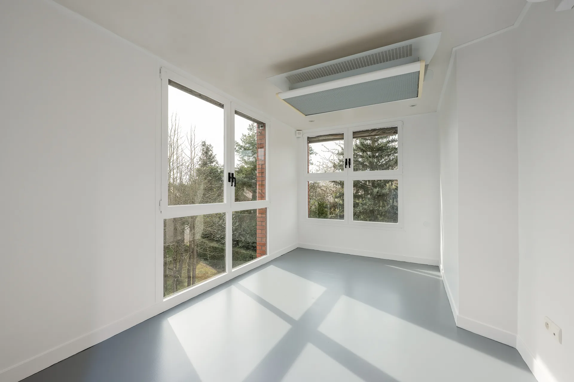 Photo Immobilier Tertiaire Bureau Angle Climatisation Cassette Avenue Du Manet Montigny Le Bretonneux