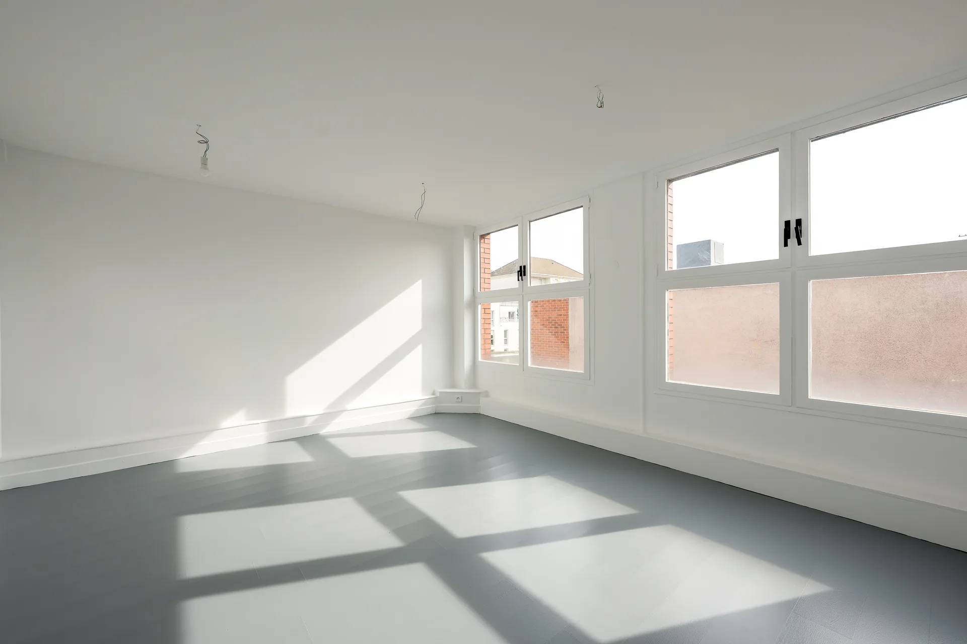 Photo Immobilier Tertiaire Bureau Renove Vide Sol Gris Avenue Du Manet Montigny Le Bretonneux
