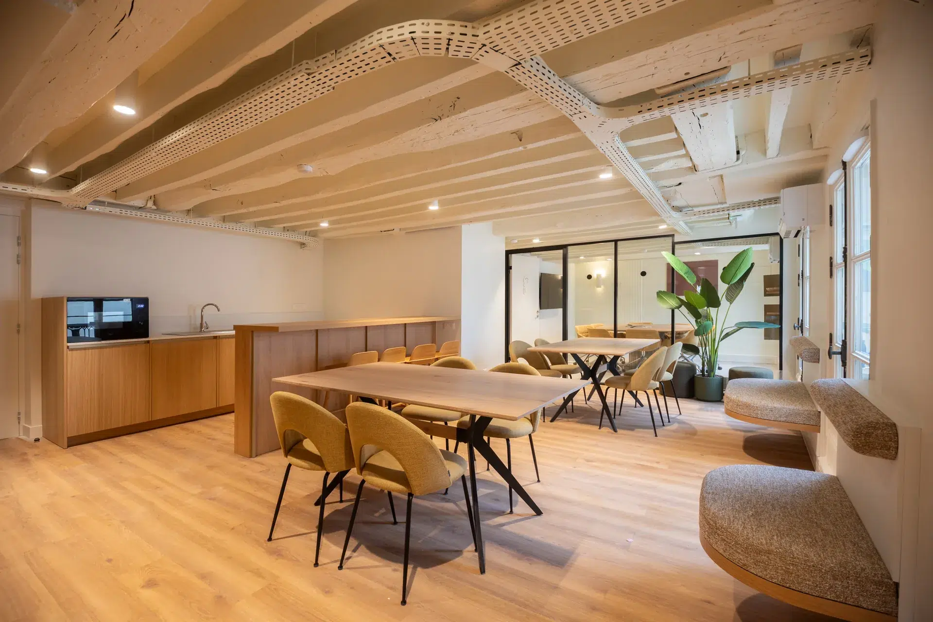 Photo Immobilier Tertiaire Espace Restauration Poutres Apparentes Rue Caumartin