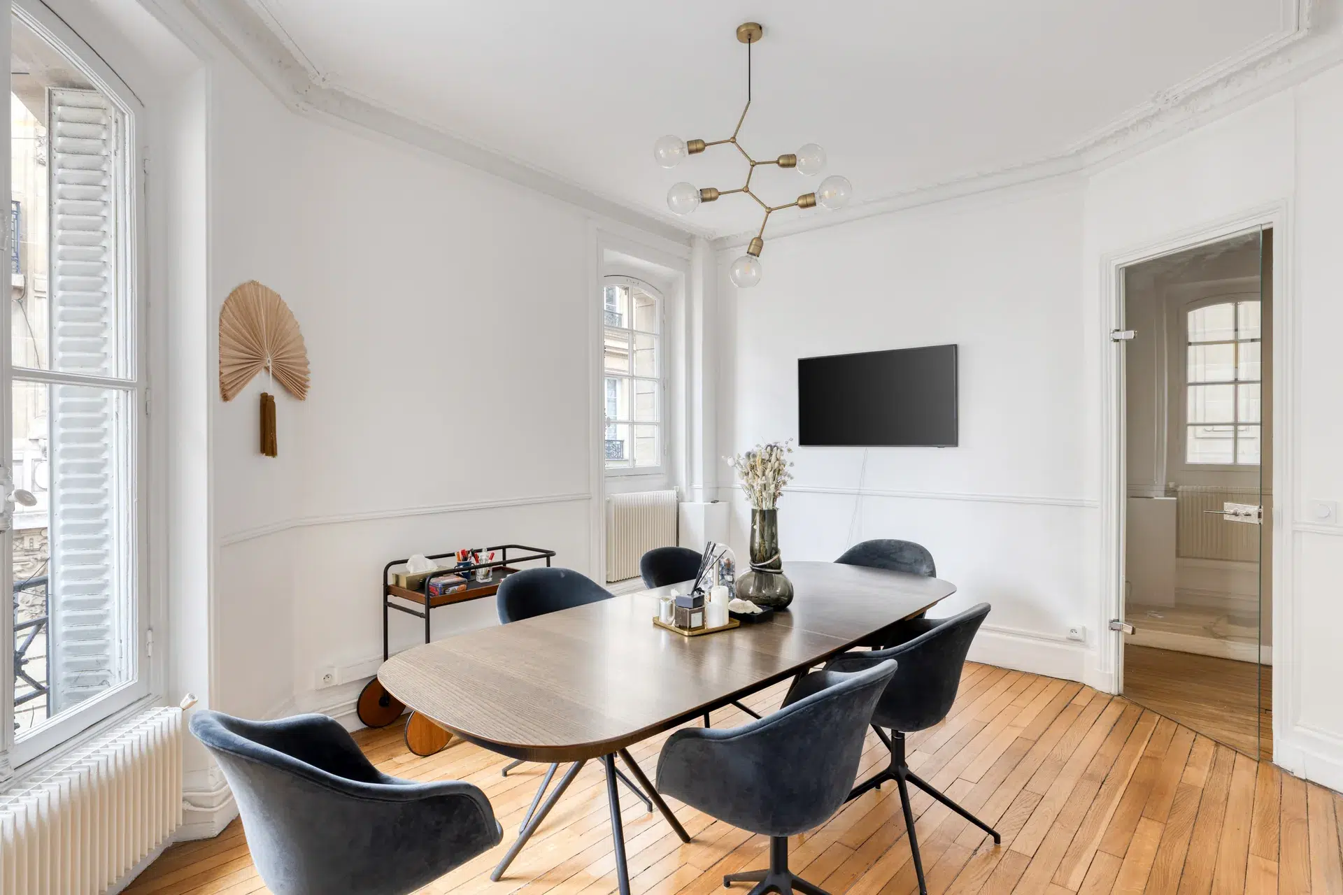 Photo Immobilier Tertiaire Salle Reunion Haussmannienne Table Bois Rue Mogador Paris