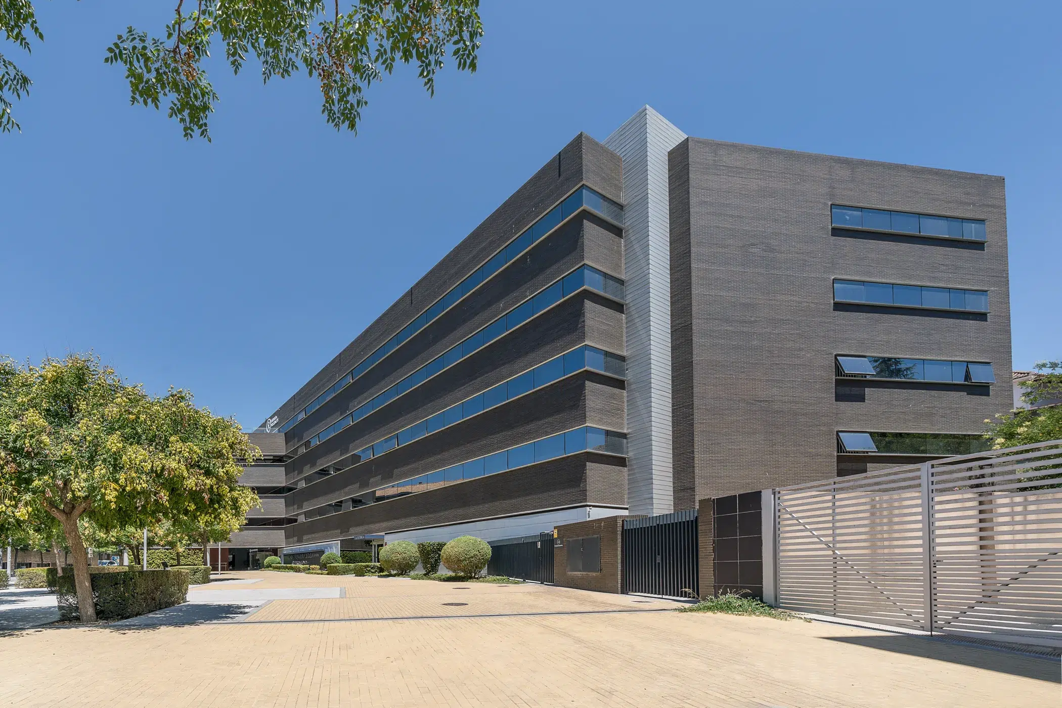 Photo extérieure d’un bâtiment professionnel pour un reportage d’actif immobilier