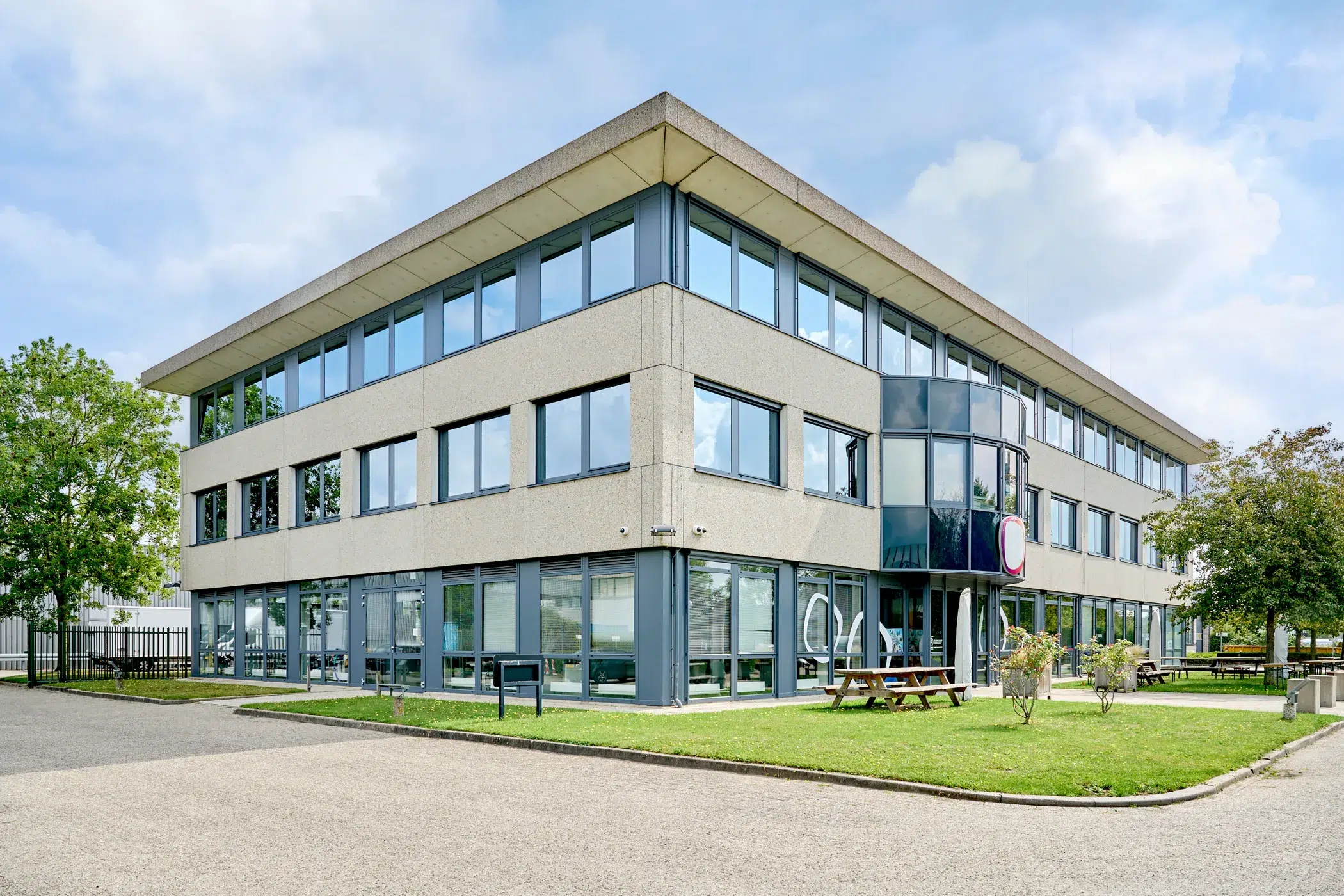 Vue extérieure d’un bâtiment d’entreprise dans le cadre d’un reportage photo immobilier