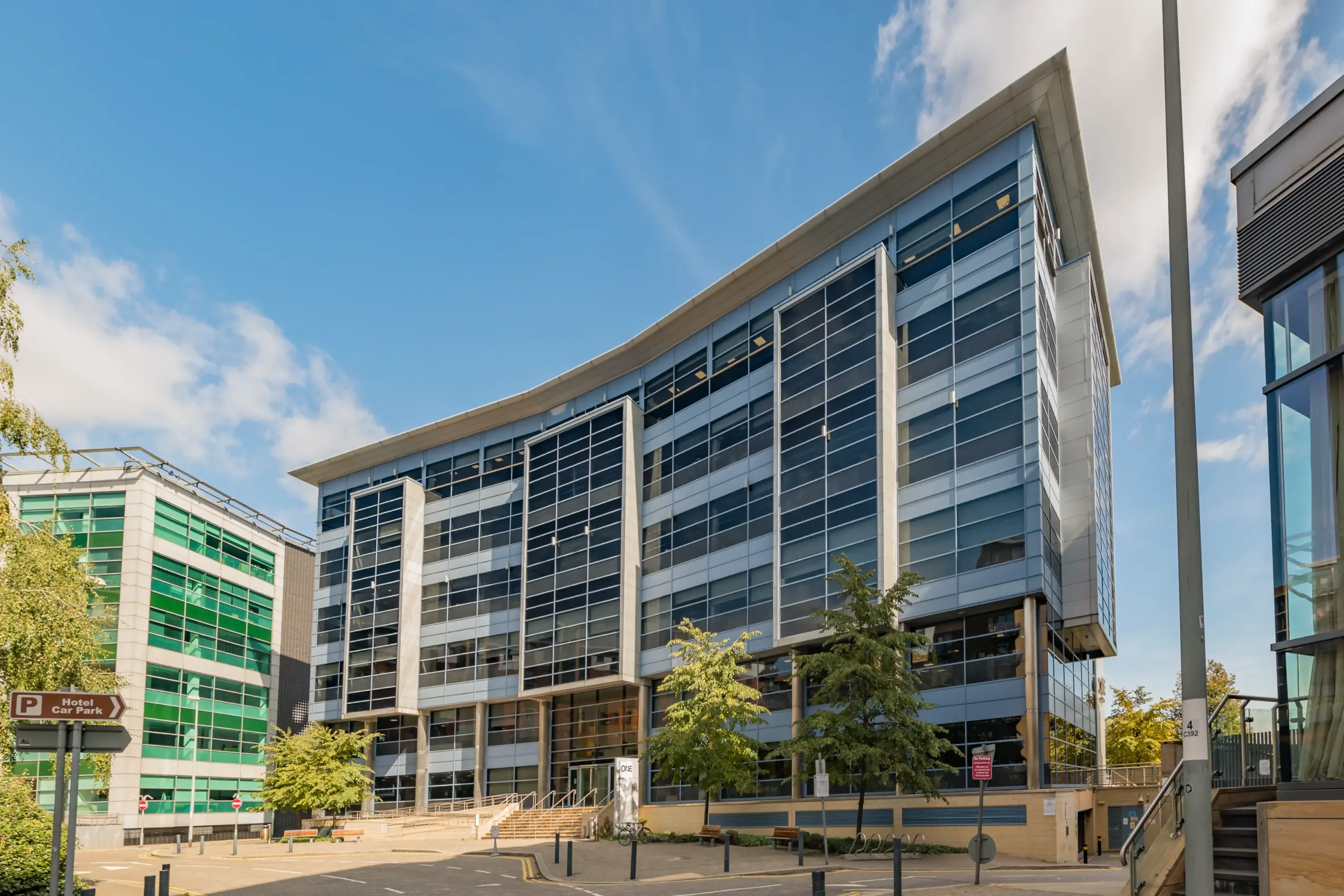 Vue extérieure d’un bâtiment professionnel One City Walk à Leeds