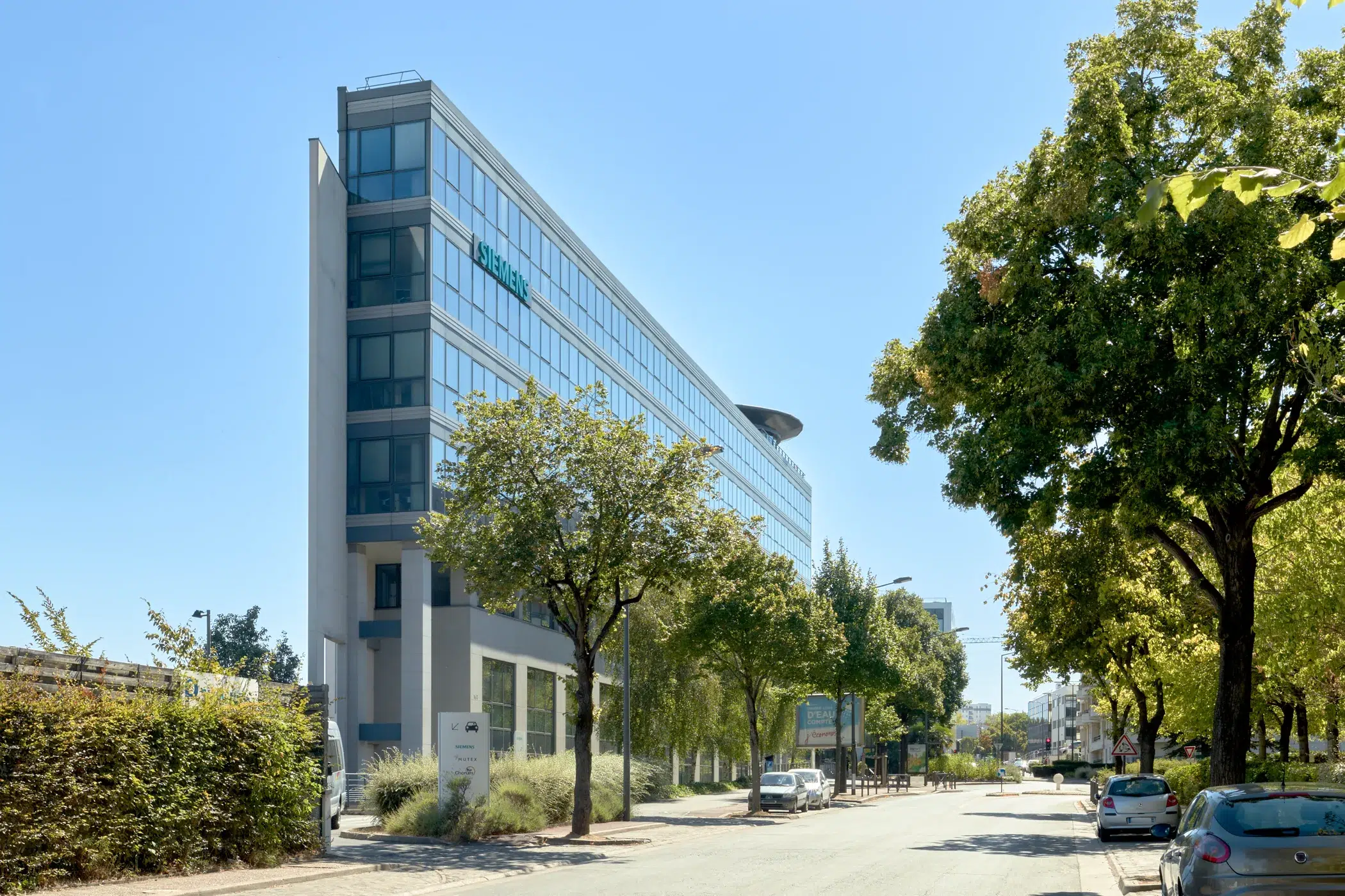 Vue extérieure du bâtiment Siemens à Châtillon pour un portefeuille immobilier multi-sites