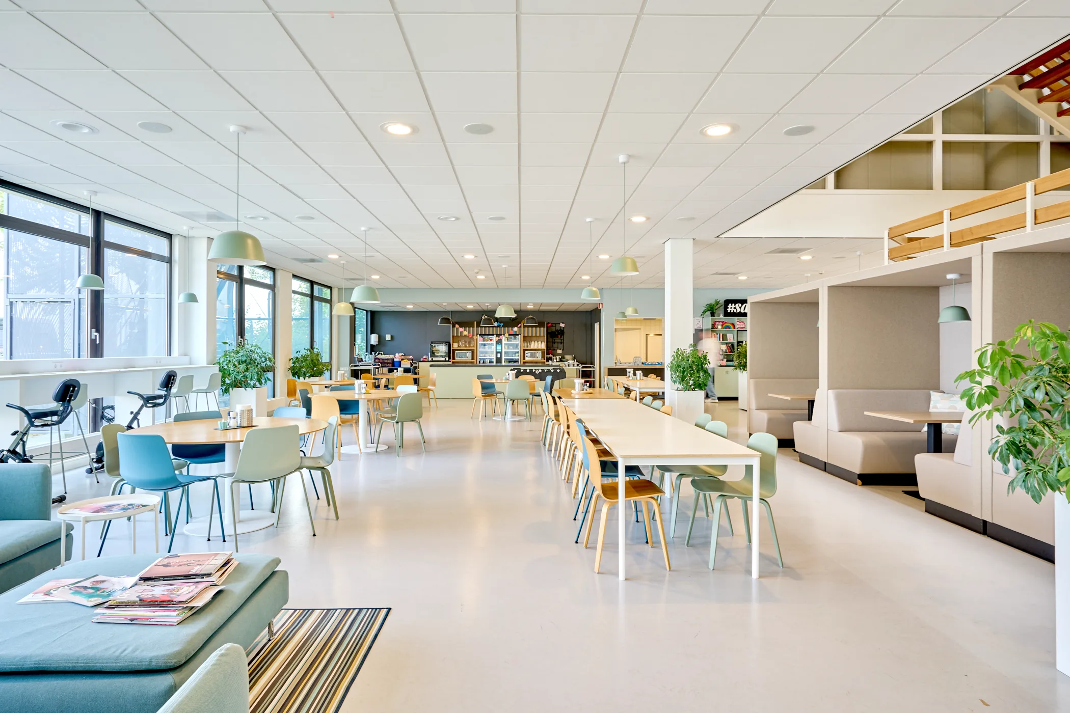 Cafétéria d’entreprise photographiée pour un reportage d’actif immobilier
