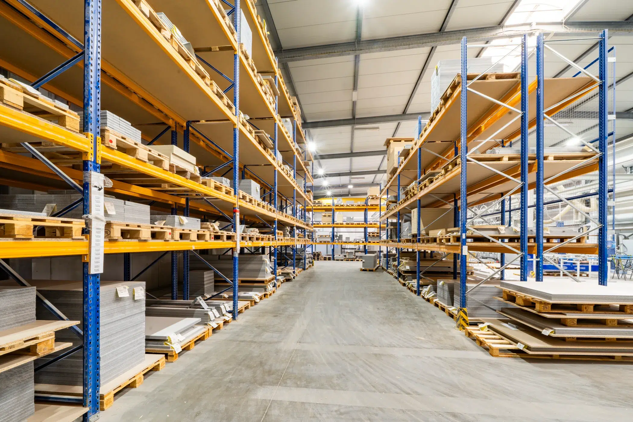 Entrepôt de stockage avec racks et palettes dans un actif immobilier logistique