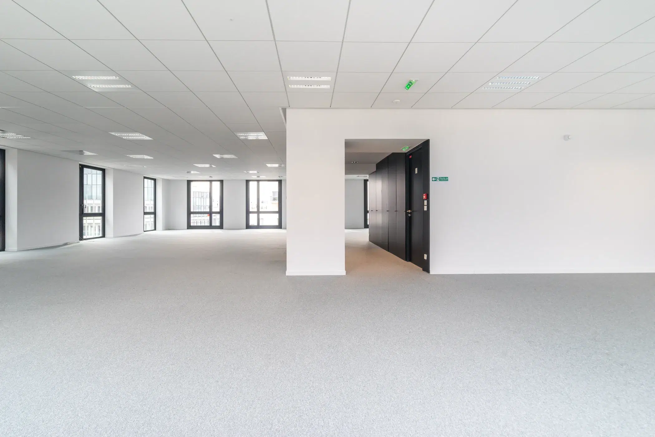 Espace intérieur vide destiné à l’aménagement de bureaux professionnels