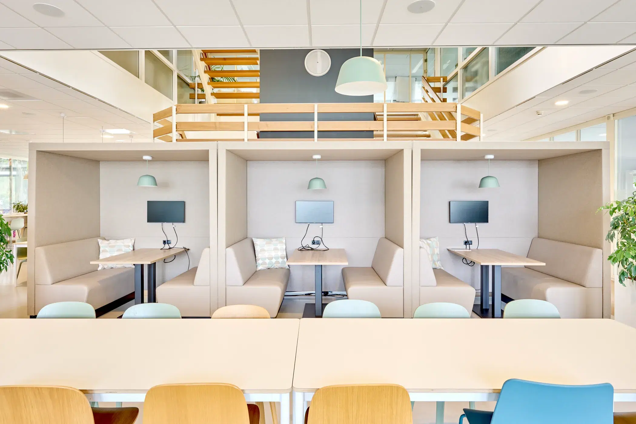 Espaces de coworking dans un bâtiment professionnel photographiés pour un actif immobilier