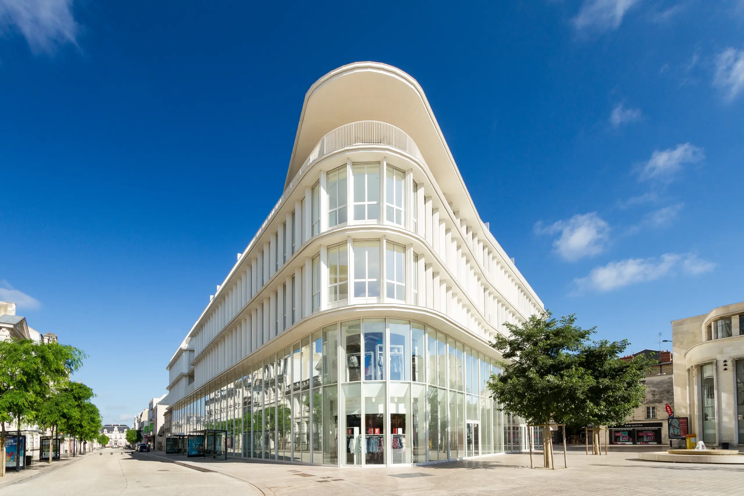 Façade d’un bâtiment tertiaire photographiée pour un reportage d’actif immobilier