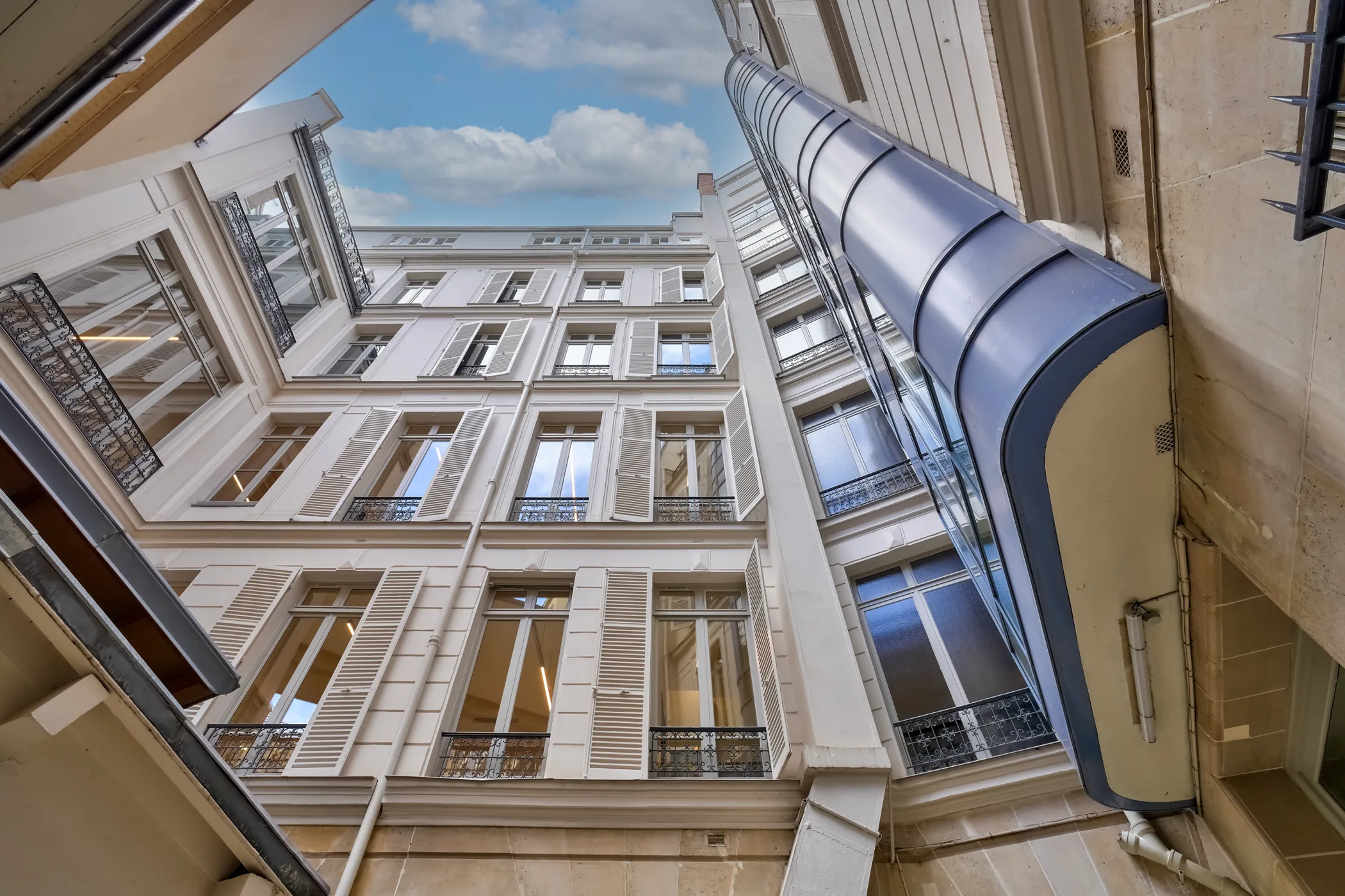 Façade extérieure d’un immeuble professionnel à Paris 8 pour un portefeuille immobilier