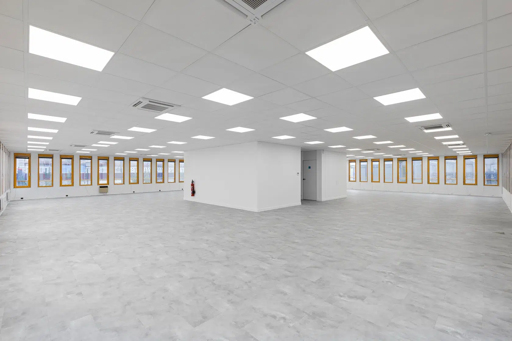 Grand espace intérieur vide pour aménagement de bureaux au Miniparc d’Artillerie à Lyon