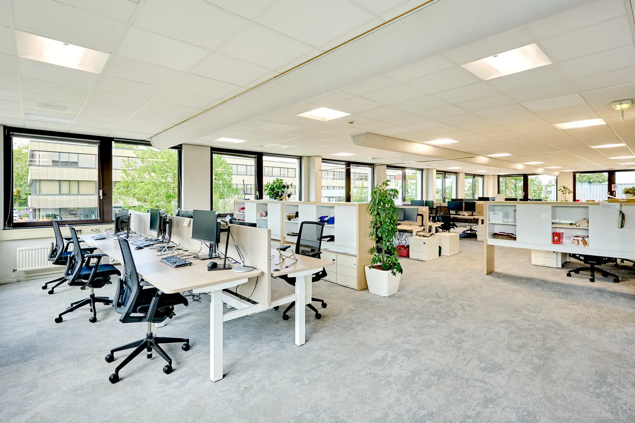 Open space avec bureaux et ordinateurs dans un actif immobilier professionnel