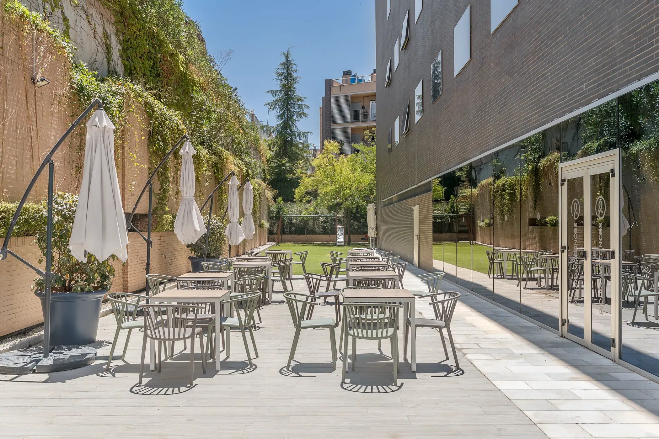 Terrasse extérieure aménagée d’un bâtiment professionnel pour un portefeuille immobilier multi-sites