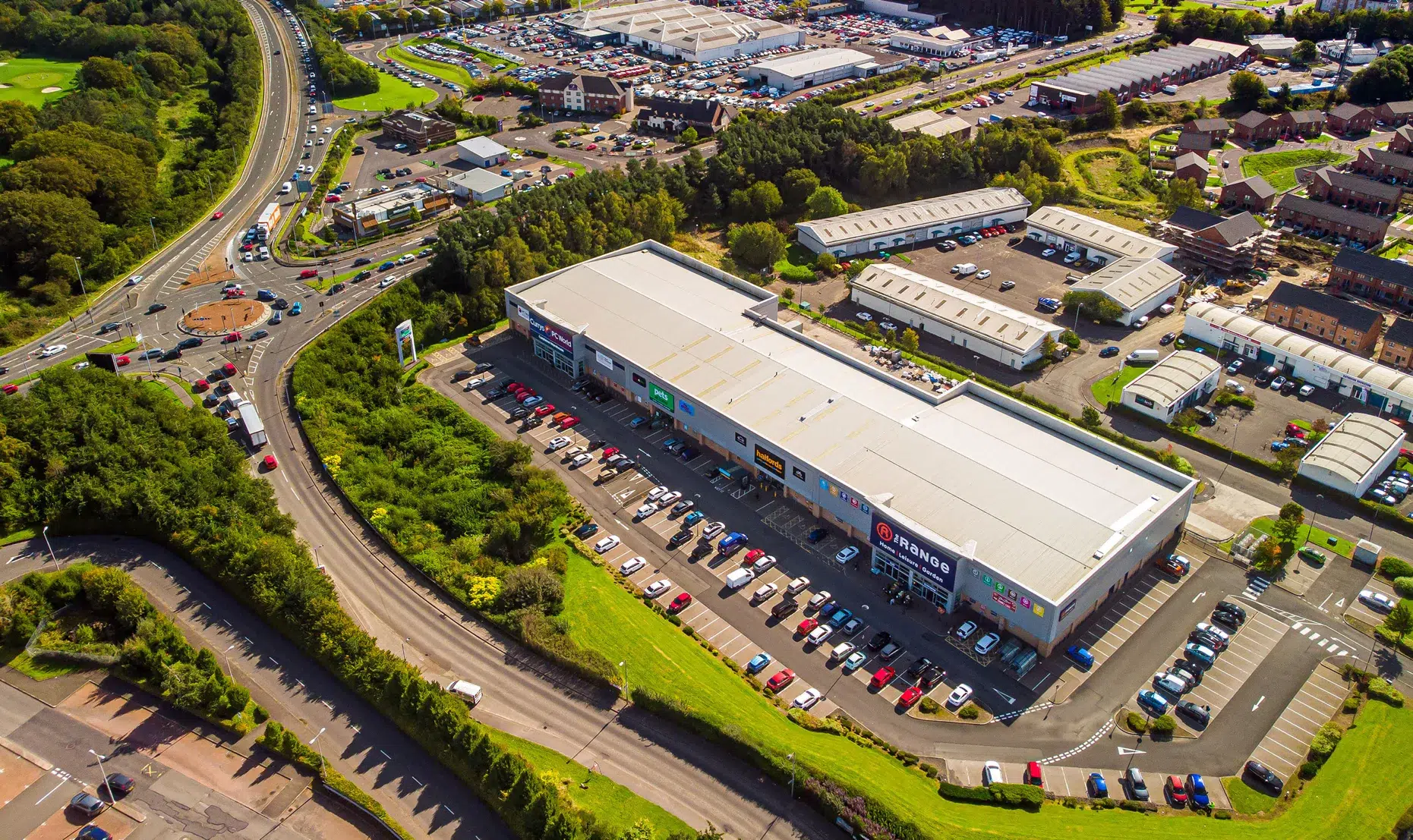 Vue drone d’un bâtiment multi-commerces à East Kilbride en Écosse