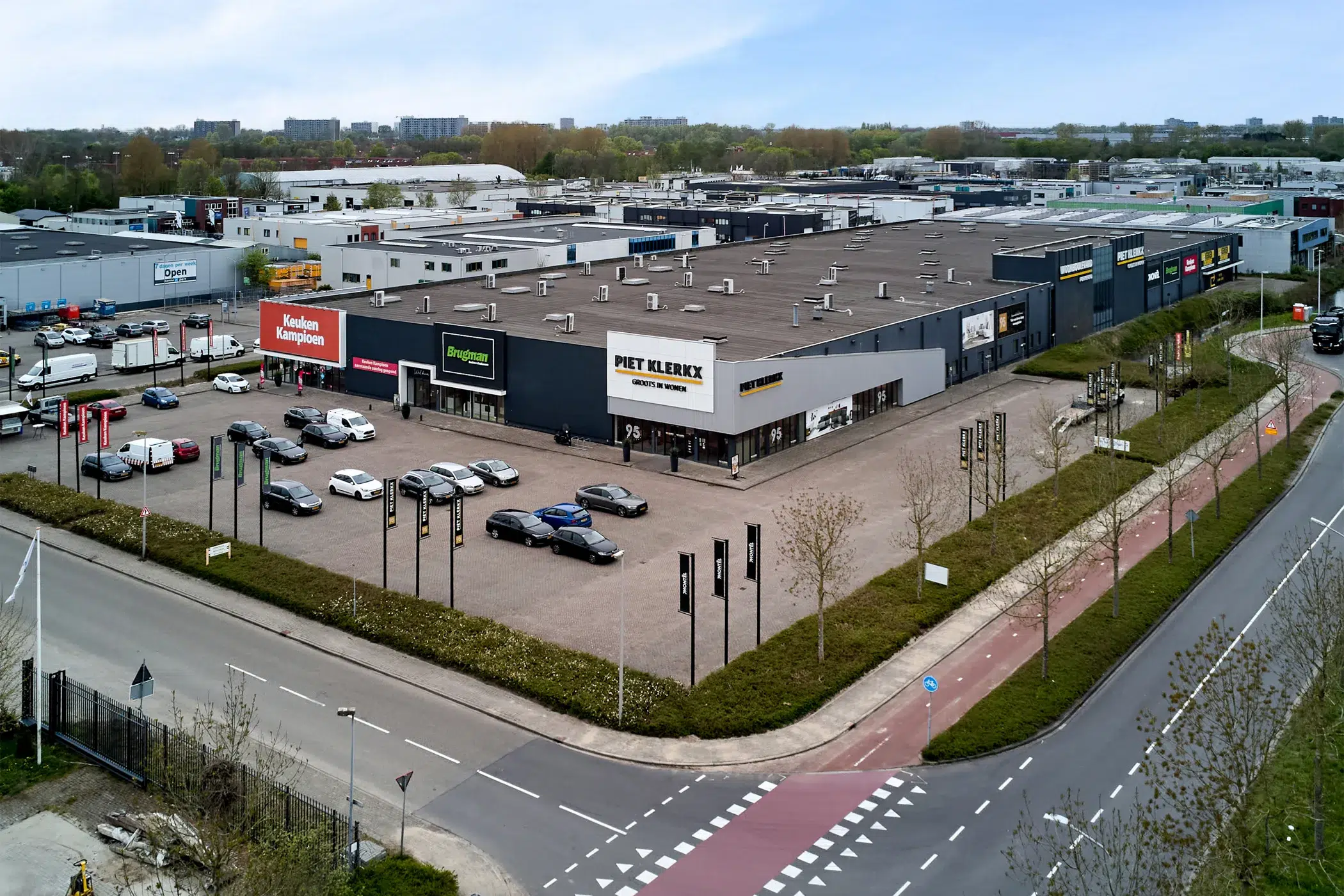 Vue drone extérieure du centre commercial Piet Klerkx à Purmerend
