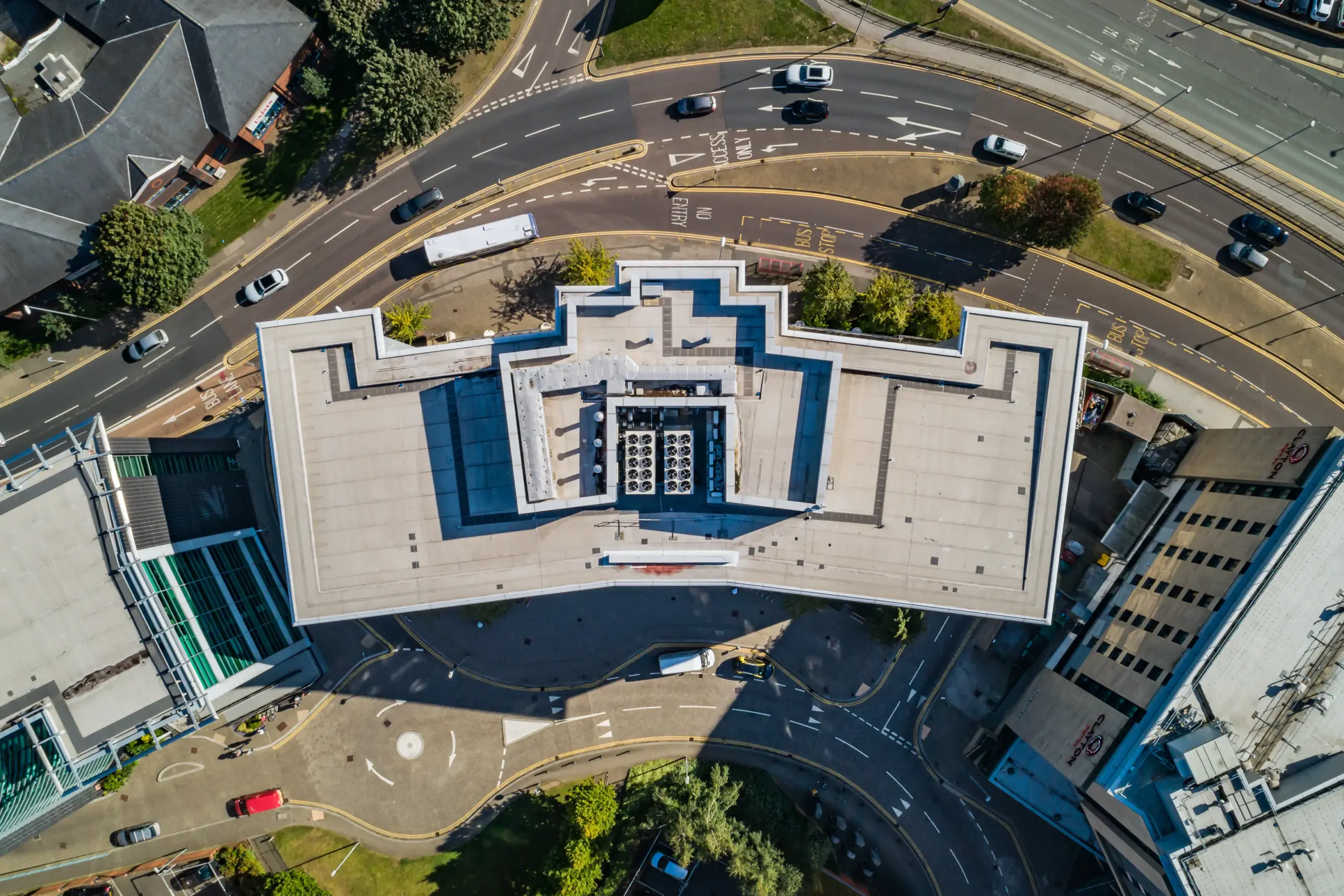 Vue drone du toit du bâtiment One City Walk à Leeds avec circulation autour
