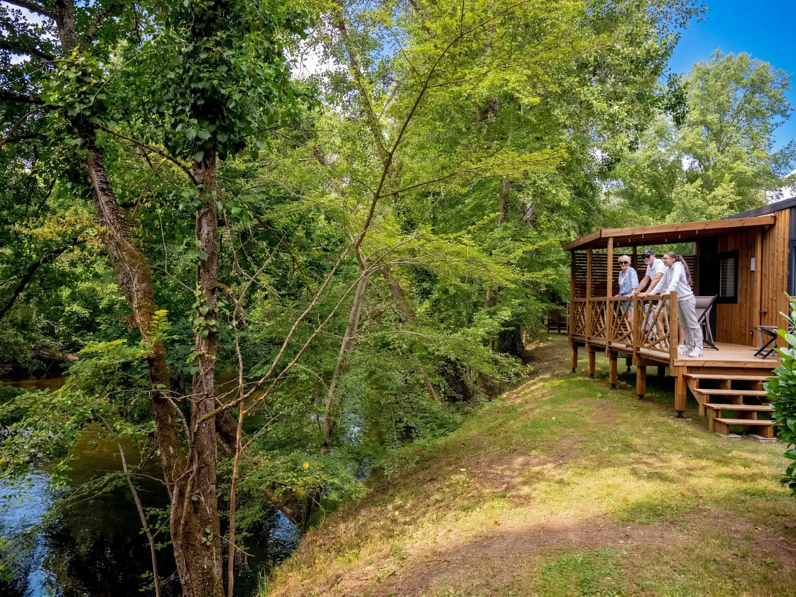 Photographie Hotellerie De Plein Air Flower Camping Peyrelevade Chalet Terrasse Bord De Riviere