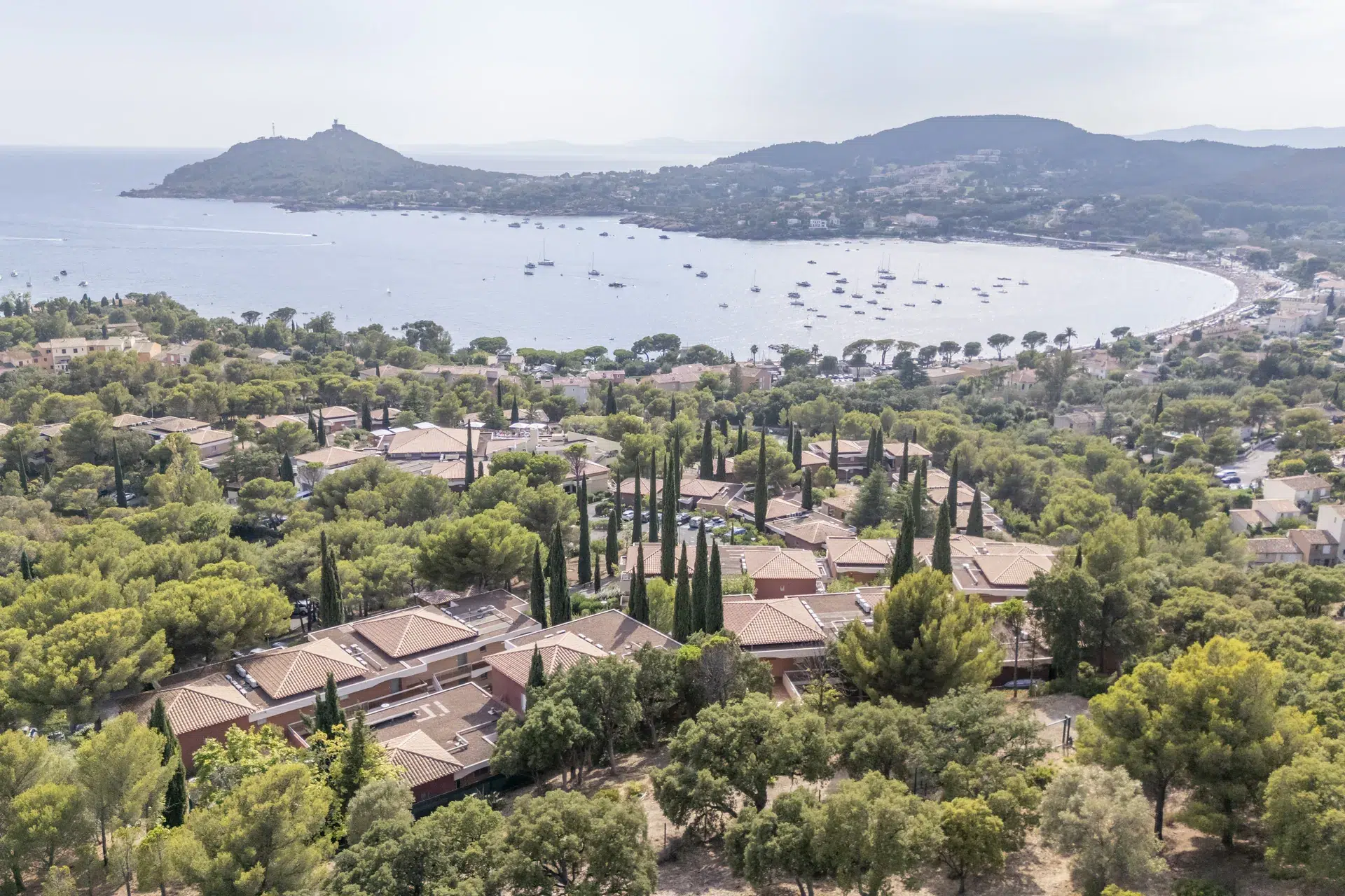 01 Agay Drone Baie D Agay Au Petit Matin Panorama Depuis Les H
