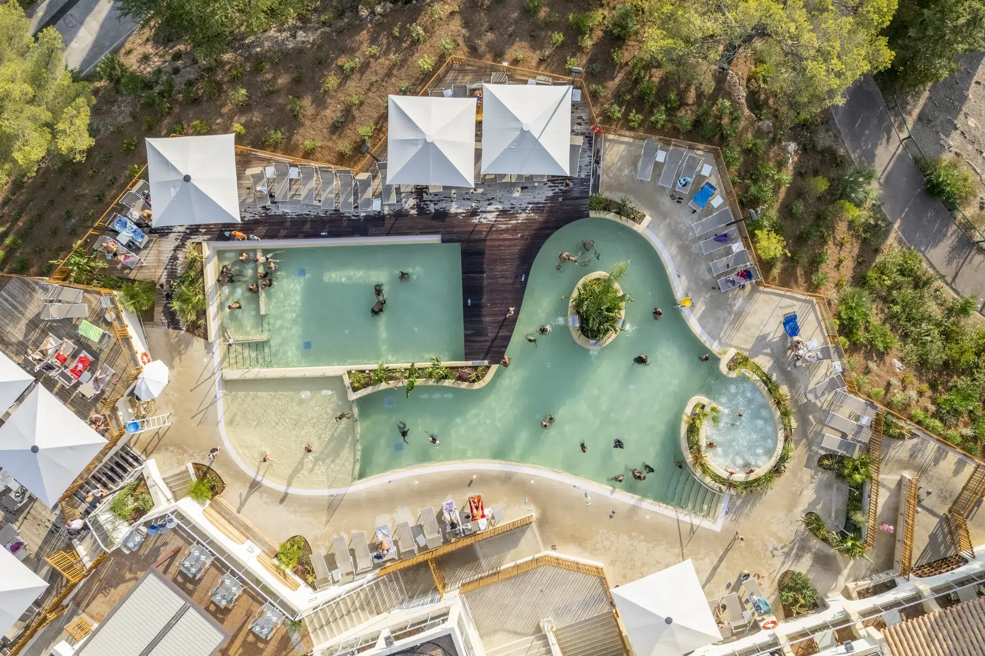 15 Agay Drone Piscine Lagon A La Verticale Forme Organique Et