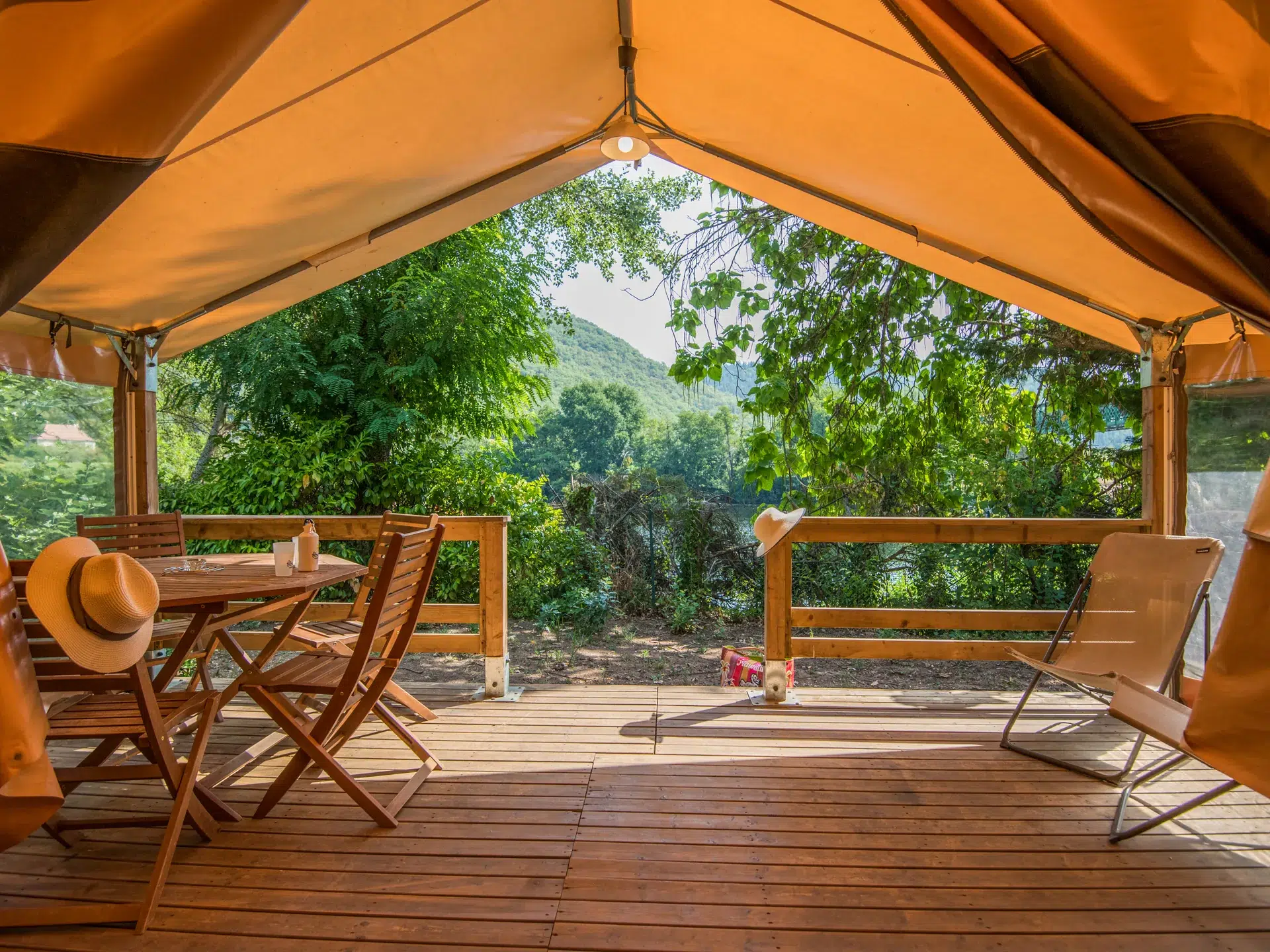 18 Saint Cirq Lapopie Hebergement Sous La Tente Lodge La Terrasse