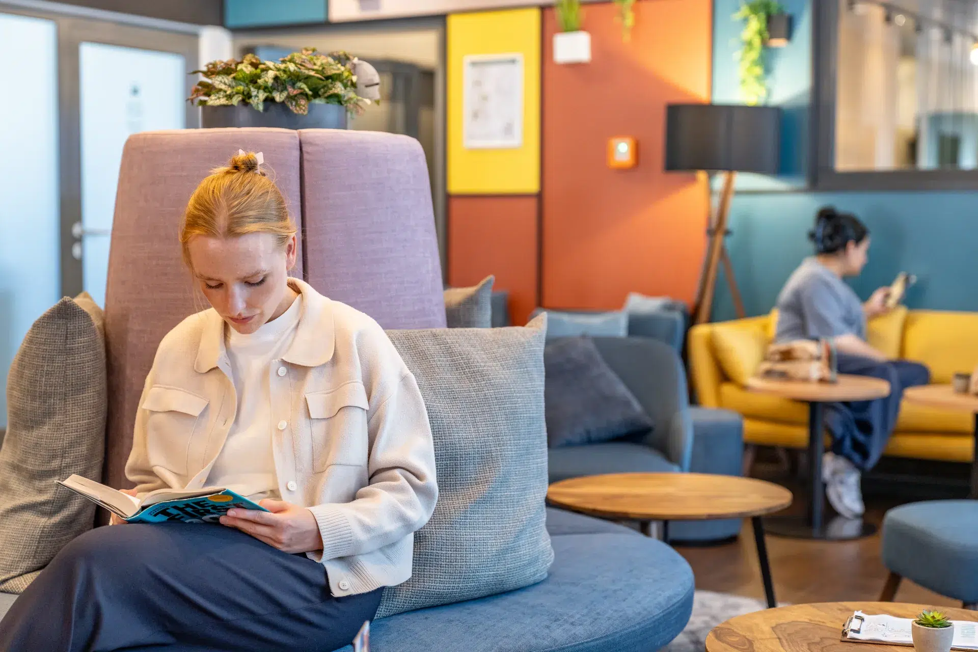 22 Francfort Espaces Communs Lecture Dans Le Lounge Colore
