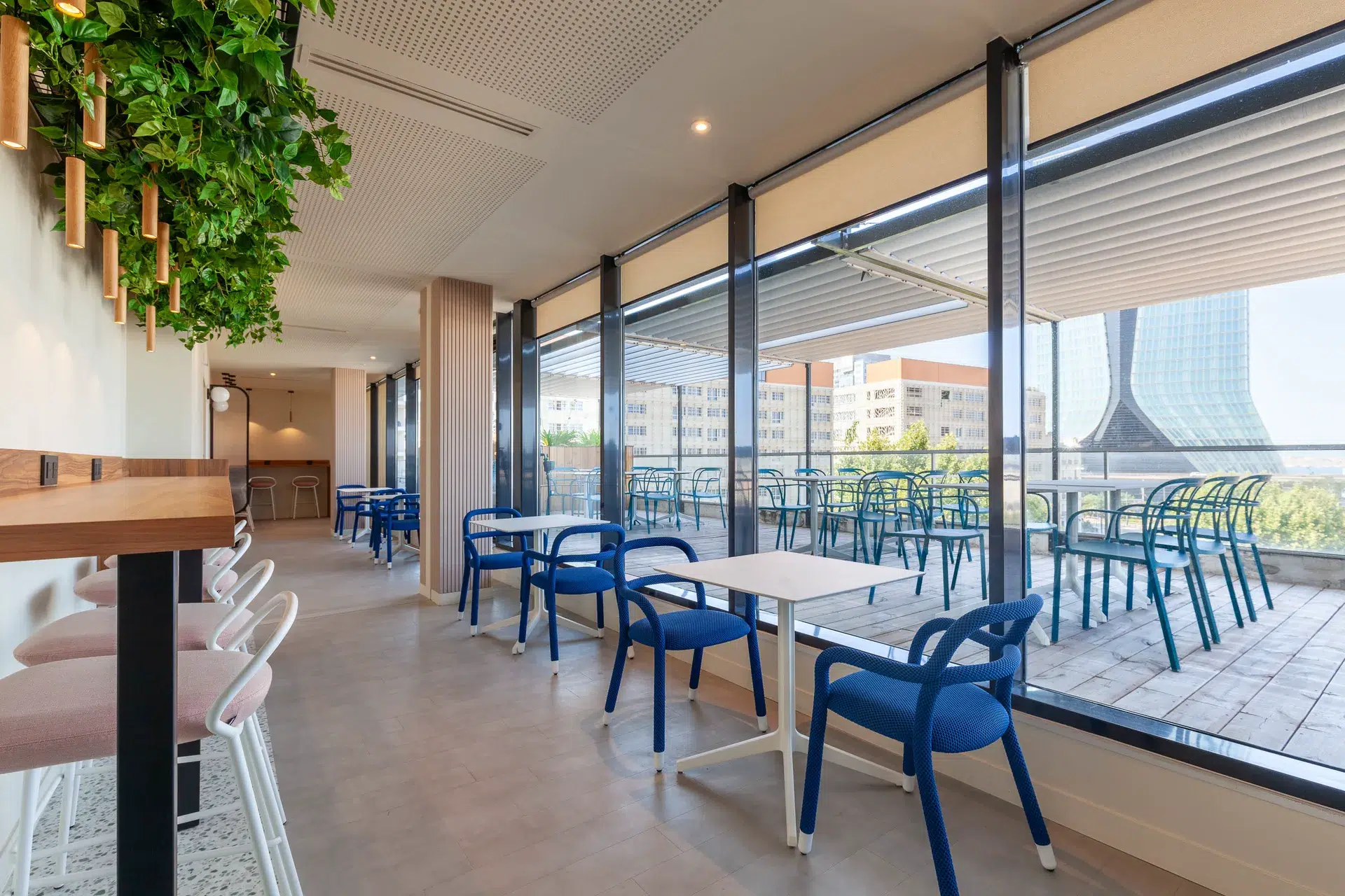 Marseille L Angle Cafeteria Terrasse Bureaux